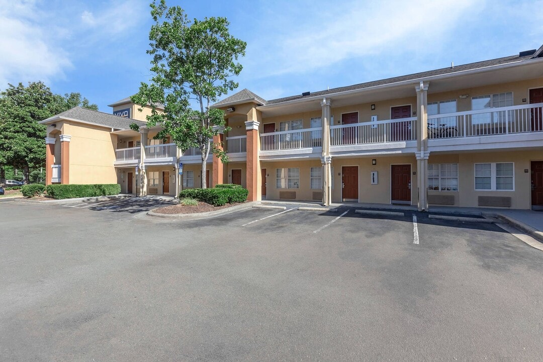 Vivo Living Forest Hills in Durham, NC - Building Photo