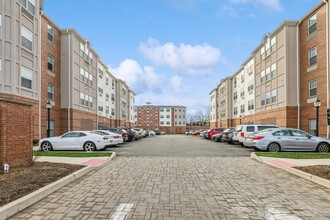 The Grande Saddle Brook in Saddle Brook, NJ - Foto de edificio - Building Photo