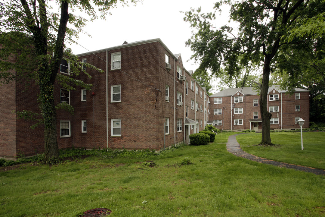 Cedar Lane Gardens in Teaneck, NJ - Foto de edificio