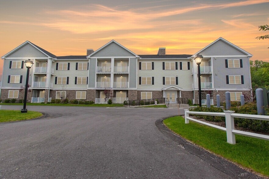 21 Messenger St, Unit 102 in Plainville, MA - Building Photo