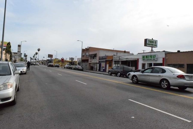 7804 S Western Ave in Los Angeles, CA - Building Photo - Building Photo