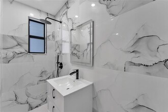 889 NW 102nd St in Miami, FL - Building Photo - Building Photo