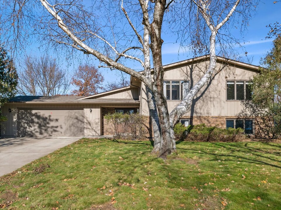 1803 Chestnut Dr in Hudson, WI - Foto de edificio