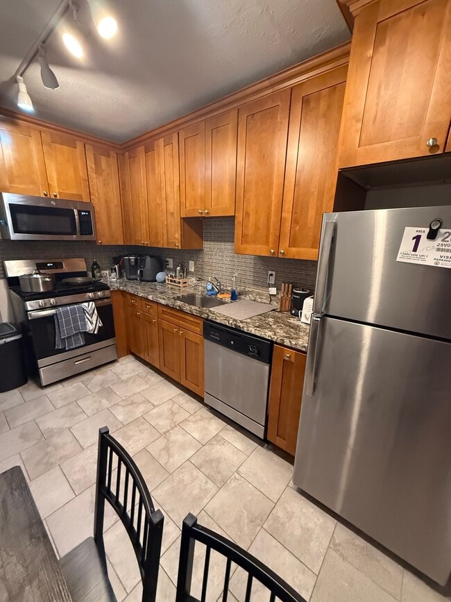 74 Gore St, Unit 1 in Cambridge, MA - Foto de edificio - Building Photo