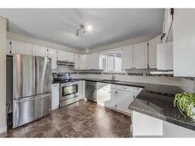 149XX Southmere Pl in White Rock, BC - Building Photo