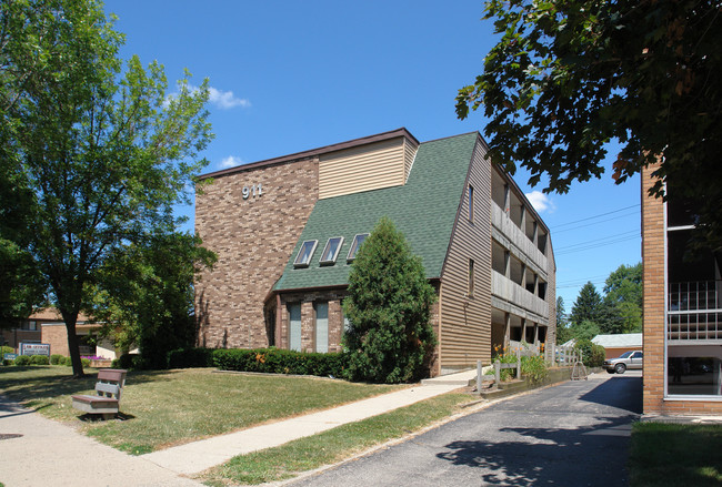 911 E Grand River Ave in East Lansing, MI - Building Photo - Building Photo