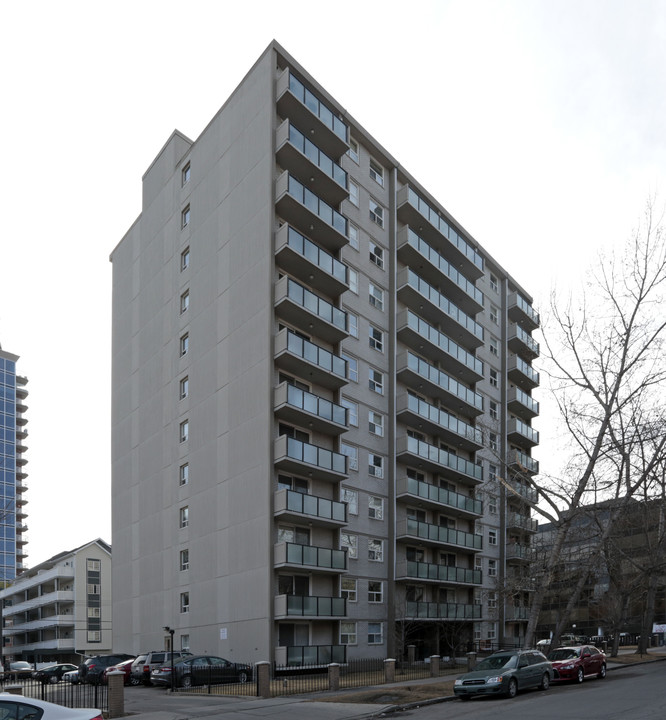 Granada Apartments in Calgary, AB - Building Photo