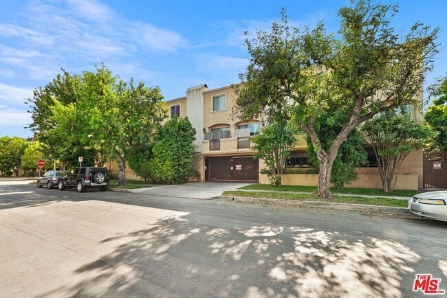 5303 Satsuma Ave in Los Angeles, CA - Building Photo - Building Photo