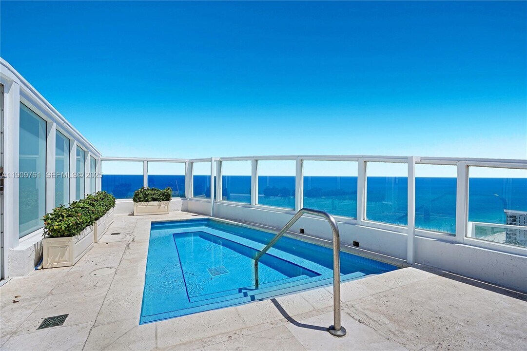 4401 Collins Ave in Miami Beach, FL - Building Photo