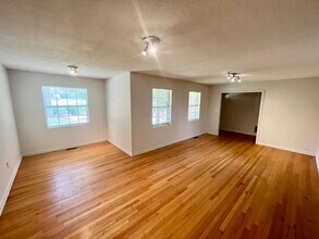 2112 Great Oak Dr in Tallahassee, FL - Building Photo - Building Photo