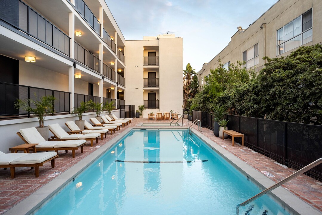 Larrabee Square Apartments in West Hollywood, CA - Building Photo