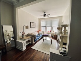 2246 W Armitage Ave, Unit 3F in Chicago, IL - Building Photo