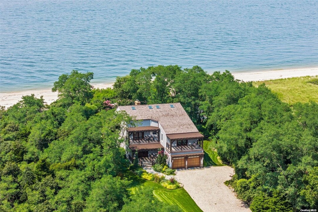 16 Old Field Woods Rd in East Setauket, NY - Foto de edificio