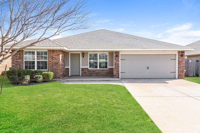 11432 Southwest 24th Street in Yukon, OK - Building Photo