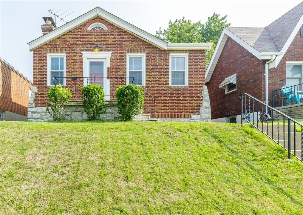 6525 Tholozan Ave in St. Louis, MO - Building Photo