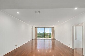 6335 W Northwest Hwy in Dallas, TX - Foto de edificio - Building Photo