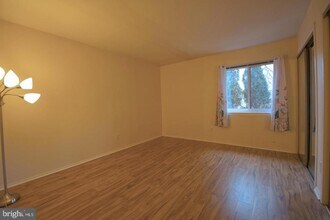 905 Meadow Woods Ln in Lawrence Township, NJ - Foto de edificio - Building Photo