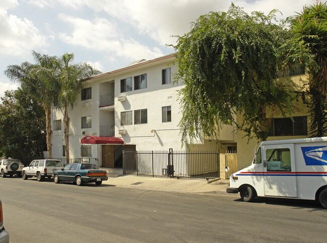 1221 N Genesee Ave in West Hollywood, CA - Foto de edificio - Building Photo