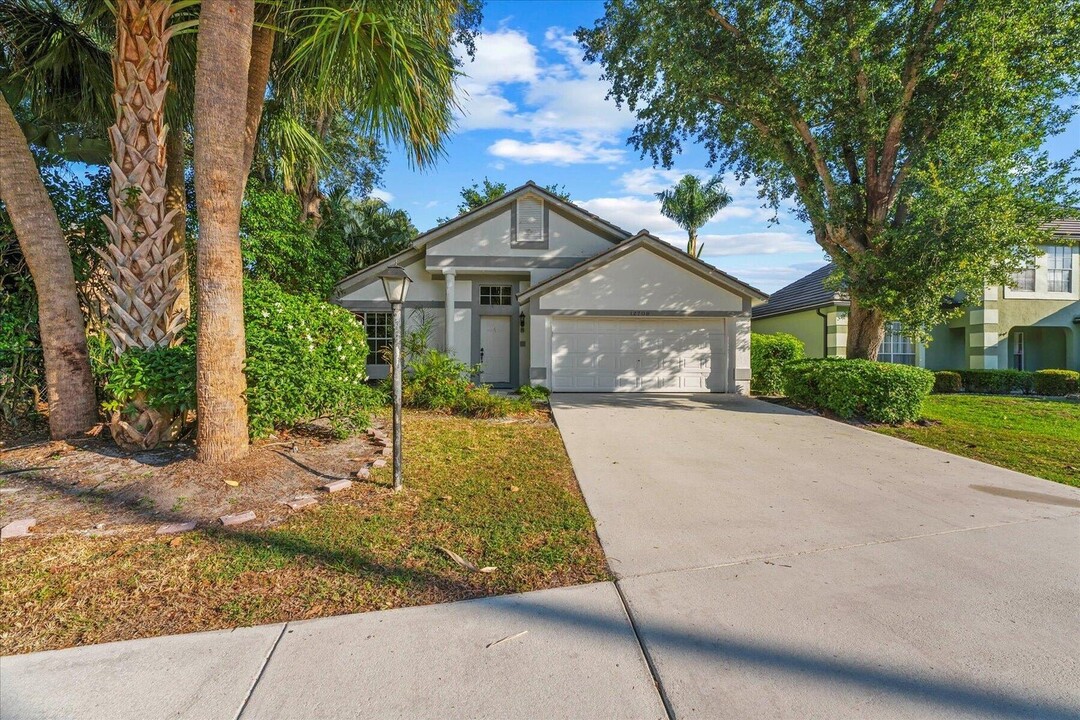 12709 White Coral Dr in Wellington, FL - Building Photo