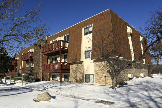 Pinebrook Tower Apartments in Lorain, OH - Building Photo - Building Photo