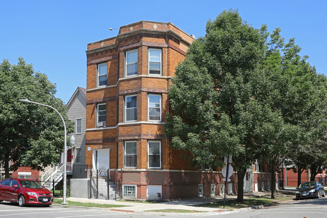 901 N Francisco in Chicago, IL - Foto de edificio