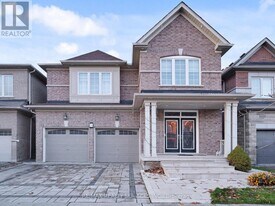 24 Iguana Trail in Brampton, ON - Building Photo