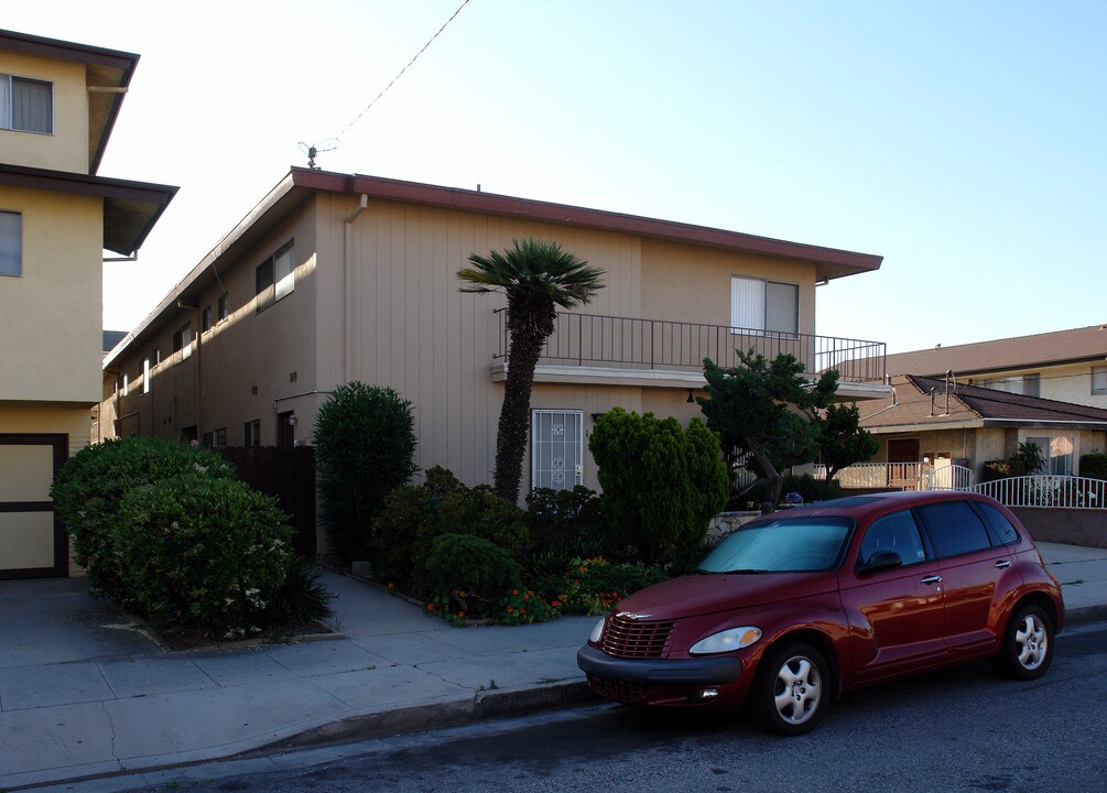 11608 Menlo Ave in Hawthorne, CA - Foto de edificio