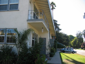 4975 Kester Ave in Sherman Oaks, CA - Foto de edificio - Building Photo