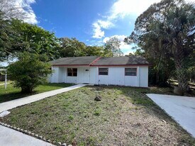 5170 2nd Rd in Greenacres, FL - Building Photo