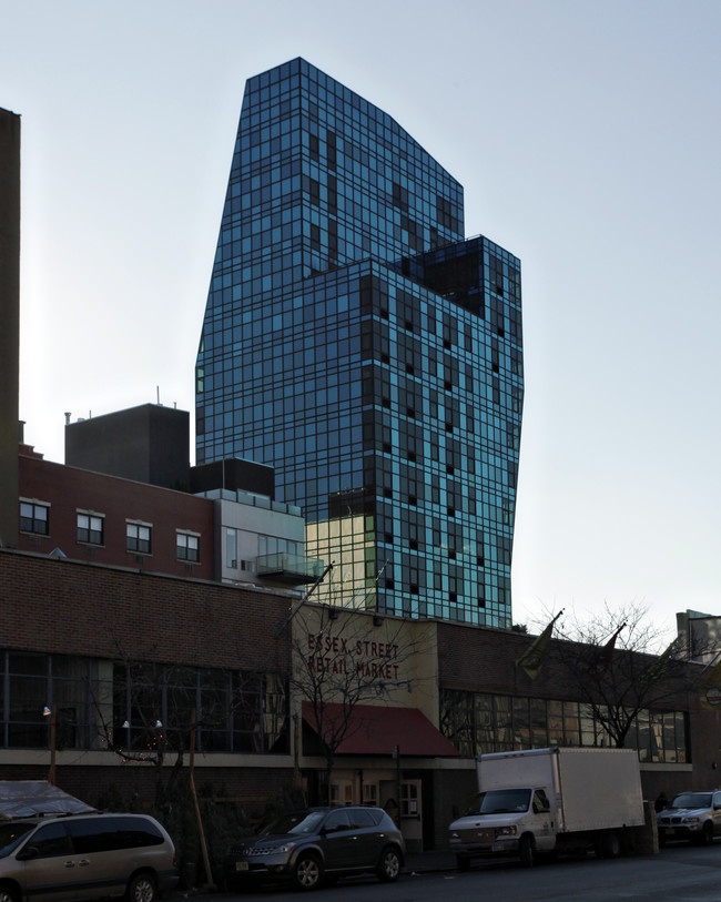 Blue Condominium in New York, NY - Building Photo - Building Photo