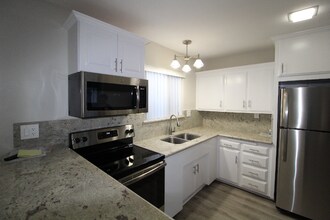 931 W 19th St in Costa Mesa, CA - Building Photo - Building Photo