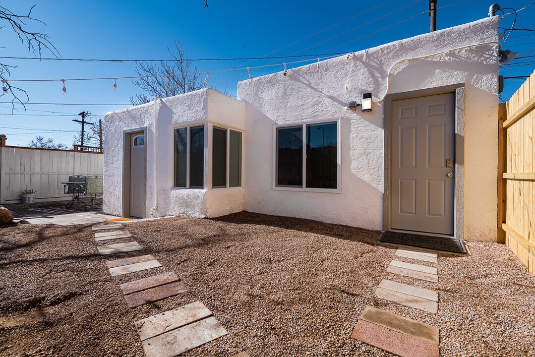 221 Girard Blvd SE, Unit Casita in Albuquerque, NM - Building Photo