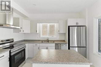 1022 Kraft Rd in Fort Erie, ON - Foto de edificio - Building Photo