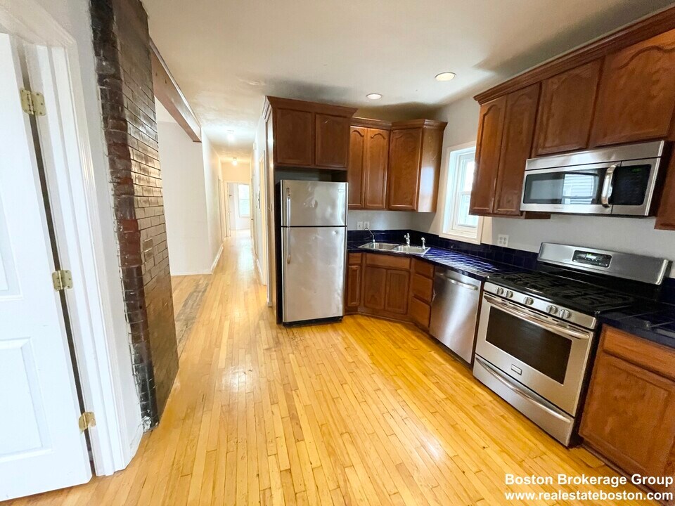 5 Iroquois St, Unit 2 in Boston, MA - Building Photo