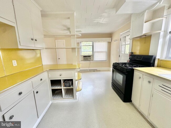 2406 Nottingham Way in Hamilton Township, NJ - Building Photo - Building Photo