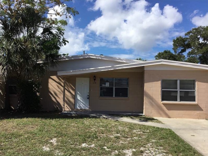 110 E Grapefruit Cir in Clearwater, FL - Building Photo