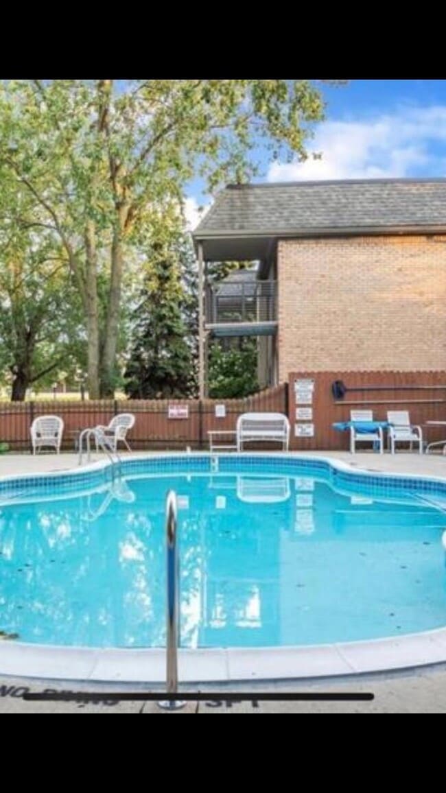 1719 E 14 Mile Rd, Unit D in Birmingham, MI - Building Photo - Building Photo