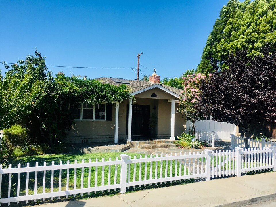 1362 Ernestine Ln in Mountain View, CA - Building Photo