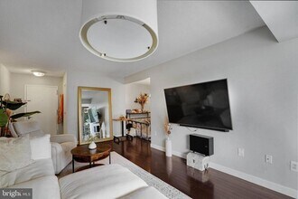 4500 S Four Mile Run Dr, Unit 407 in Arlington, VA - Foto de edificio - Building Photo