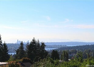 13400 SE 43rd Pl in Bellevue, WA - Building Photo - Building Photo