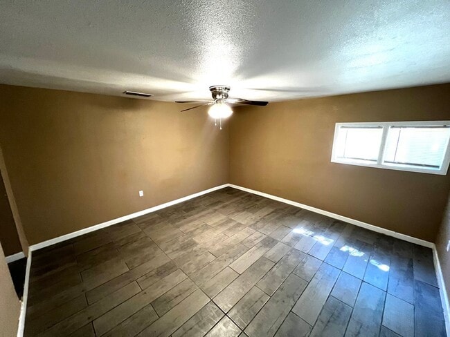 2036 S Roosevelt Rd 6 in Portales, NM - Foto de edificio - Building Photo
