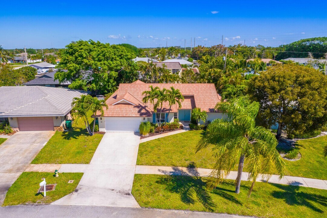 88 PineHill Trail E in Jupiter, FL - Foto de edificio