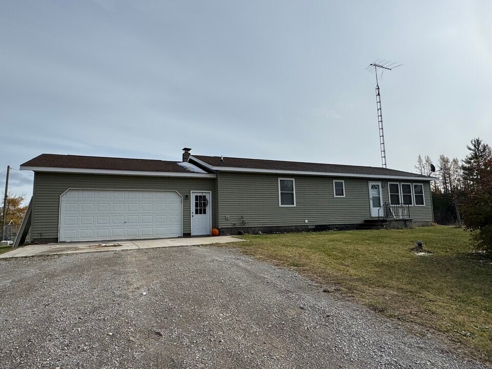 10437 Indian Reserve Rd in Ossineke, MI - Building Photo