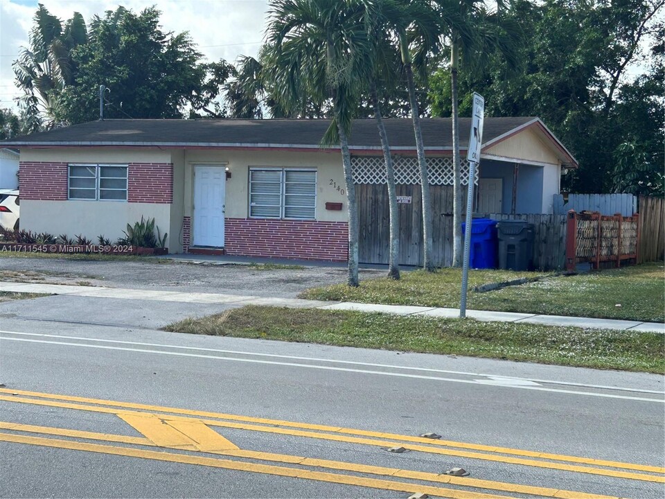 2140 N 56th Ave in Hollywood, FL - Building Photo