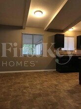 8101 Railroad Rd in Indianapolis, IN - Foto de edificio - Building Photo