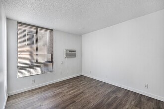 5837 Virginia Ave in Los Angeles, CA - Building Photo - Interior Photo