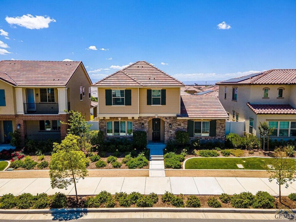 11813 Campus Park Dr in Bakersfield, CA - Building Photo