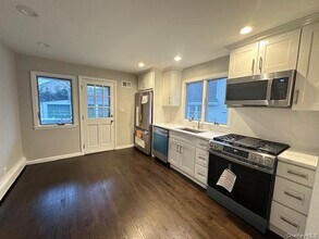 38 Avenue B in Port Washington, NY - Foto de edificio - Building Photo