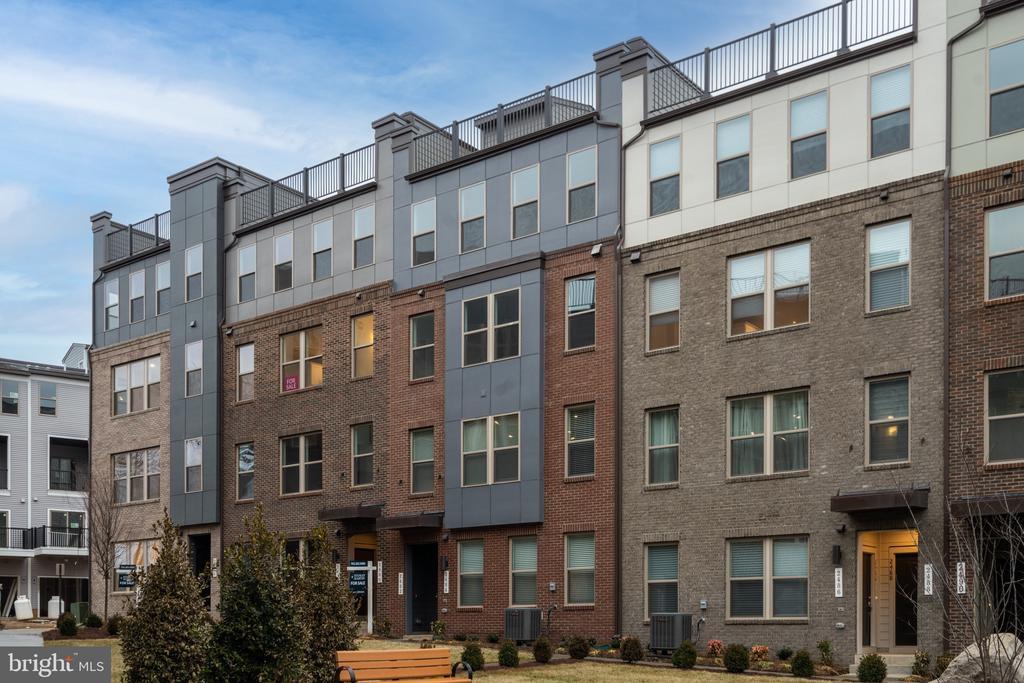 2484 Connector Aly in Herndon, VA - Building Photo