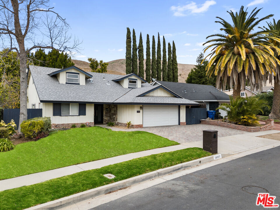 18927 Kilfinan St in Los Angeles, CA - Building Photo